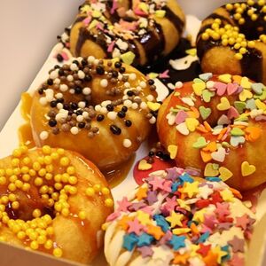 Бокс пышек (пончиков) с топпингом и посыпкой M