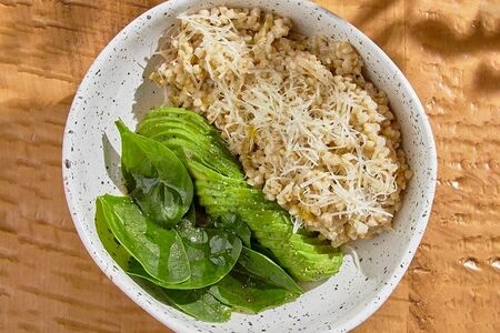 Зеленая гречка с пармезаном и авокадо