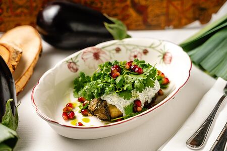 Запечённый баклажан с соусом дзадзики