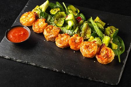 Тигровые креветки гриль с зеленым салатом 