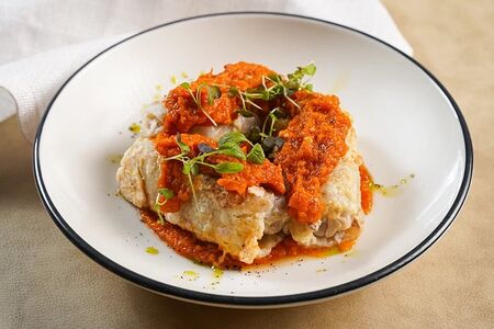 Мини-голубцы с овощным соусом