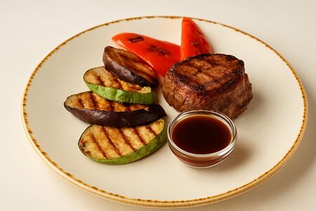 Стейк миньон с овощами гриль