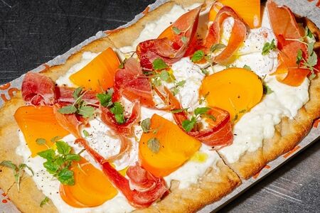 Кето-пицца Страчателла и хамон