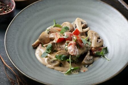 Стейк из тонкого края с грибным соусом