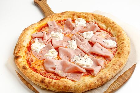 Пицца с мортаделлой и страчателлой