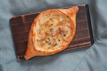 Хачапури с Грушей и благородным сыром