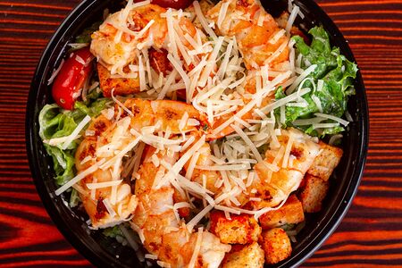 Салат Цезарь с креветкой