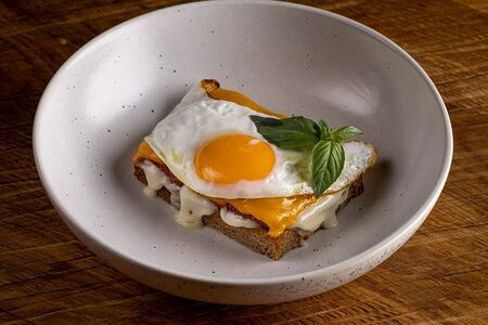 Ржаной тост с пастрами, сыром чеддер, яйцом и трюфелем