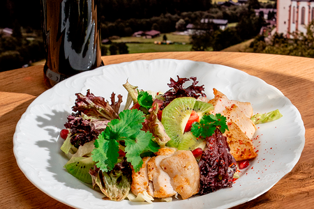 Салат с цыпленком и киви под кунжутной заправкой