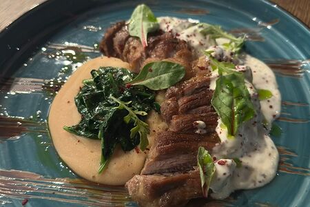 Стейк из свиной шейки с гороховым пюре