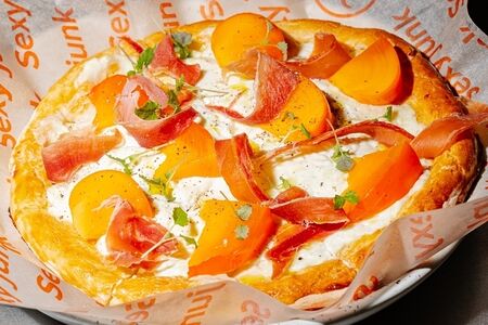 Пицца Страчателла и хамон