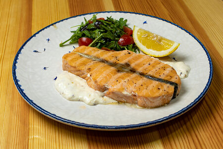 Стейк из лосося в винном соусе