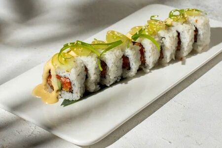 Ролл с лососем и соусом манго 