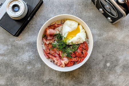 Гречка с беконом, яйцом, сыром и вялеными томатами