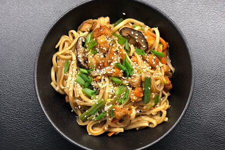 Удон с беконом в сливочном соусе