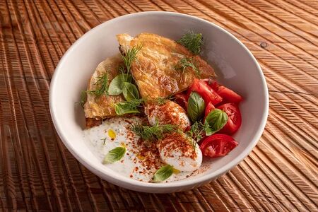 Яйца по-турецки с томатами и жареной лепешкой