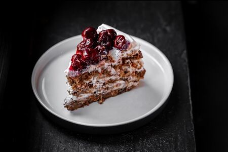 Морковный торт с вишней