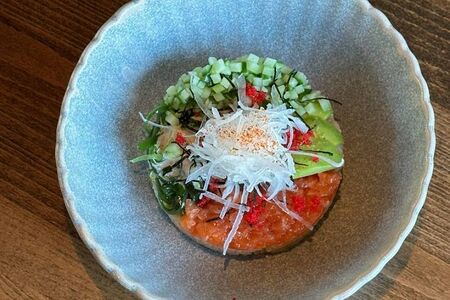 Поке с форелью и авокадо