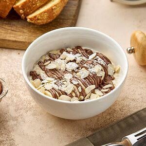 Каша овсяная с шоколадной пастой, бананом и миндалём 