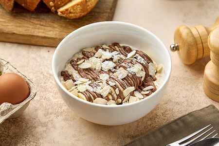 Каша овсяная с шоколадной пастой, бананом и миндалём 