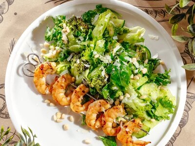 Большой зелёный салат с креветками на гриле 