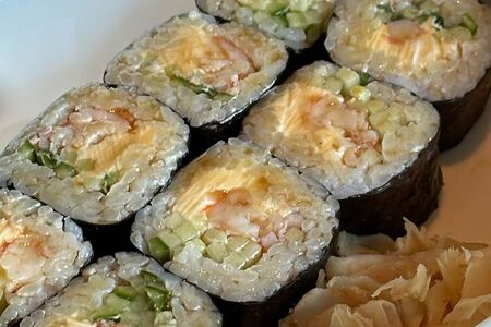 Ролл с креветкой, сливочным сыром и огурцом