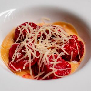 Пельмени с курицей и креветкой со сливочным соусом том ям