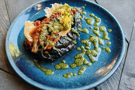 Запеченный баклажан с овощным стампом в томатном соусе