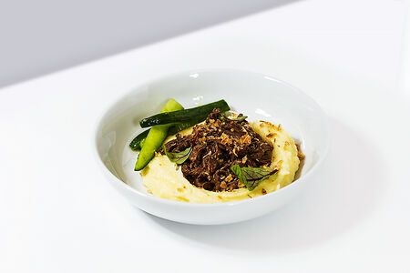 Томленая говядина с битыми огурцами, картофельным пюре и фенхелем