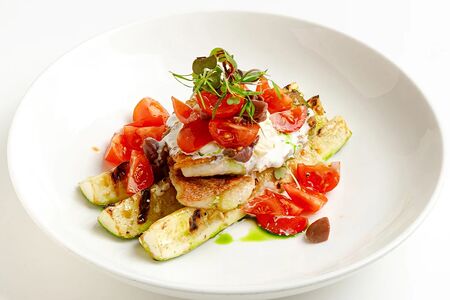 Морской окунь с черри, каламатой и страчателлой