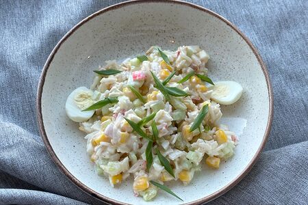 Крабовый салат с кукурузой и зеленым луком