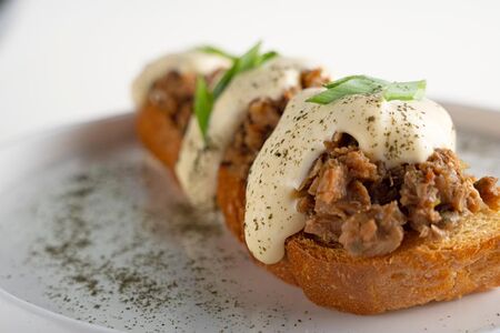 Риет из тунца на чиабатте с соусом голландез