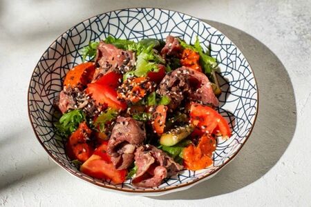 Салат с мраморной говядиной 