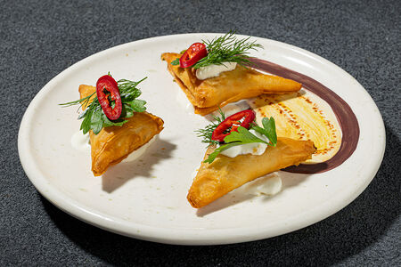 Самса с дальневосточной неркой, томатами и лимонной сметаной