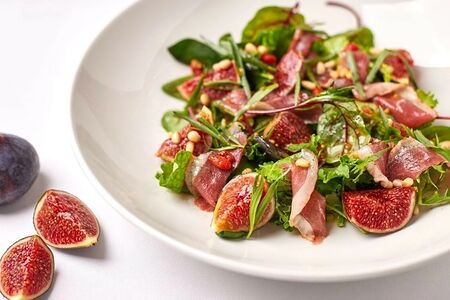 Салат с вяленой уткой, инжиром и орехом пекан