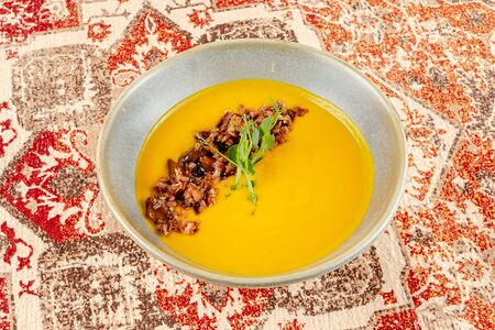 Пикантный тыквенный суп с белыми грибами и копченым беконом