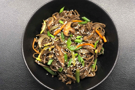 Соба с овощами в соусе терияки