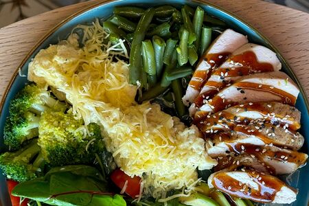 Боул с курицей, скрэмблом и овощами