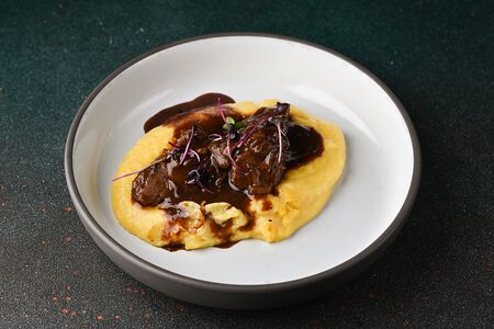 Щечки говяжьи