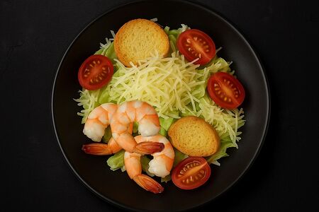 Салат Цезарь с креветками