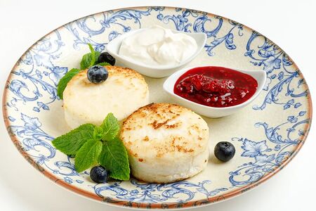 Сырники со сметаной и домашним вареньем