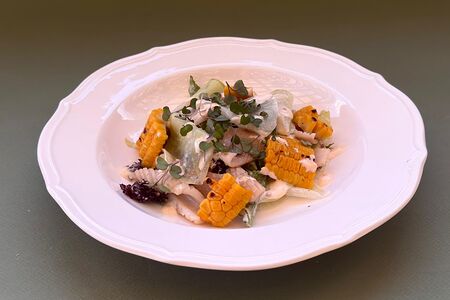 Зеленый салат с кальмаром, кукурузой и маринованной маргеланской редькой 