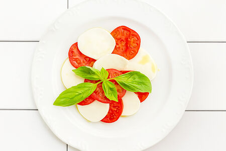 Салат Капрезе с моцареллой