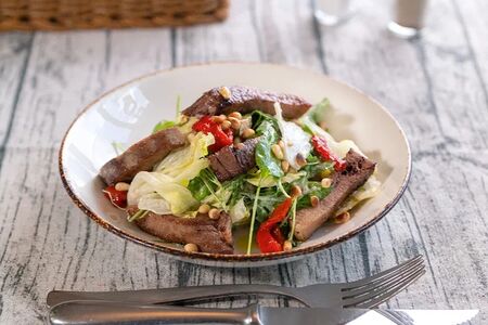 Теплый салат с говяжьим языком 