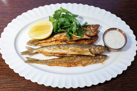 Жареная корюшка с соусом тартар