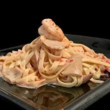 Вок с морепродуктами в сливочном соусе