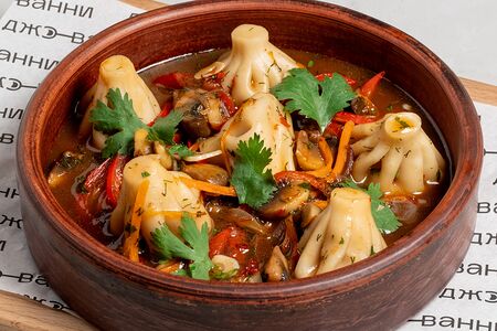 Хинкалиоли с курицей в соусе с жареными овощами