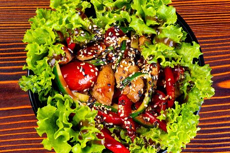 Теплый салат с курицей