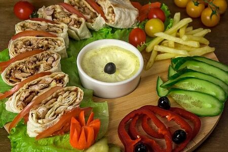 Шаурма с говядиной в тарелке