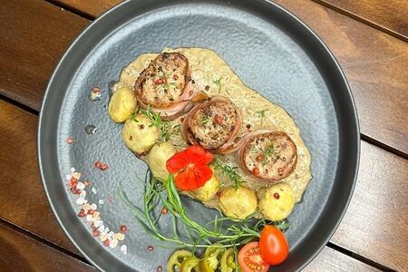 Вырезка в беконе на перечно-грибном соусе